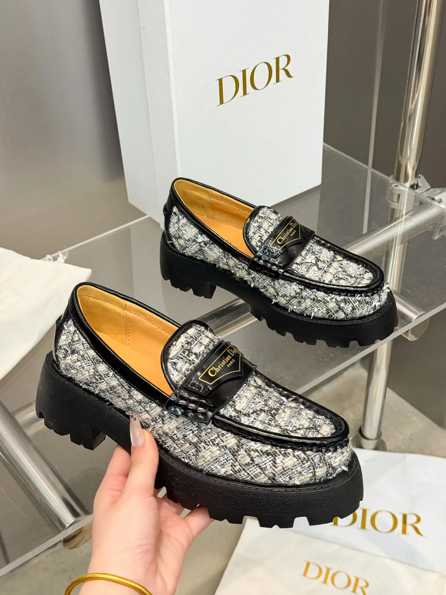 👟👟Ex-factory price 600👟👟 Dior 2024 new autumn and winter D-Boy letter logo color-blocked thick-soled women's shoes. Star's same style slip-on belt buckle round-toe retro low-heeled loafers. Material: imported open-edge beaded cowhide stitching eco-friendly rattan plaid tweed + water-dyed sheepskin lining + original molded IP outsole. Bottom thickness: 3.5CM Size: 35-42 (41.42 customized, non-refundable and non-exchangeable)